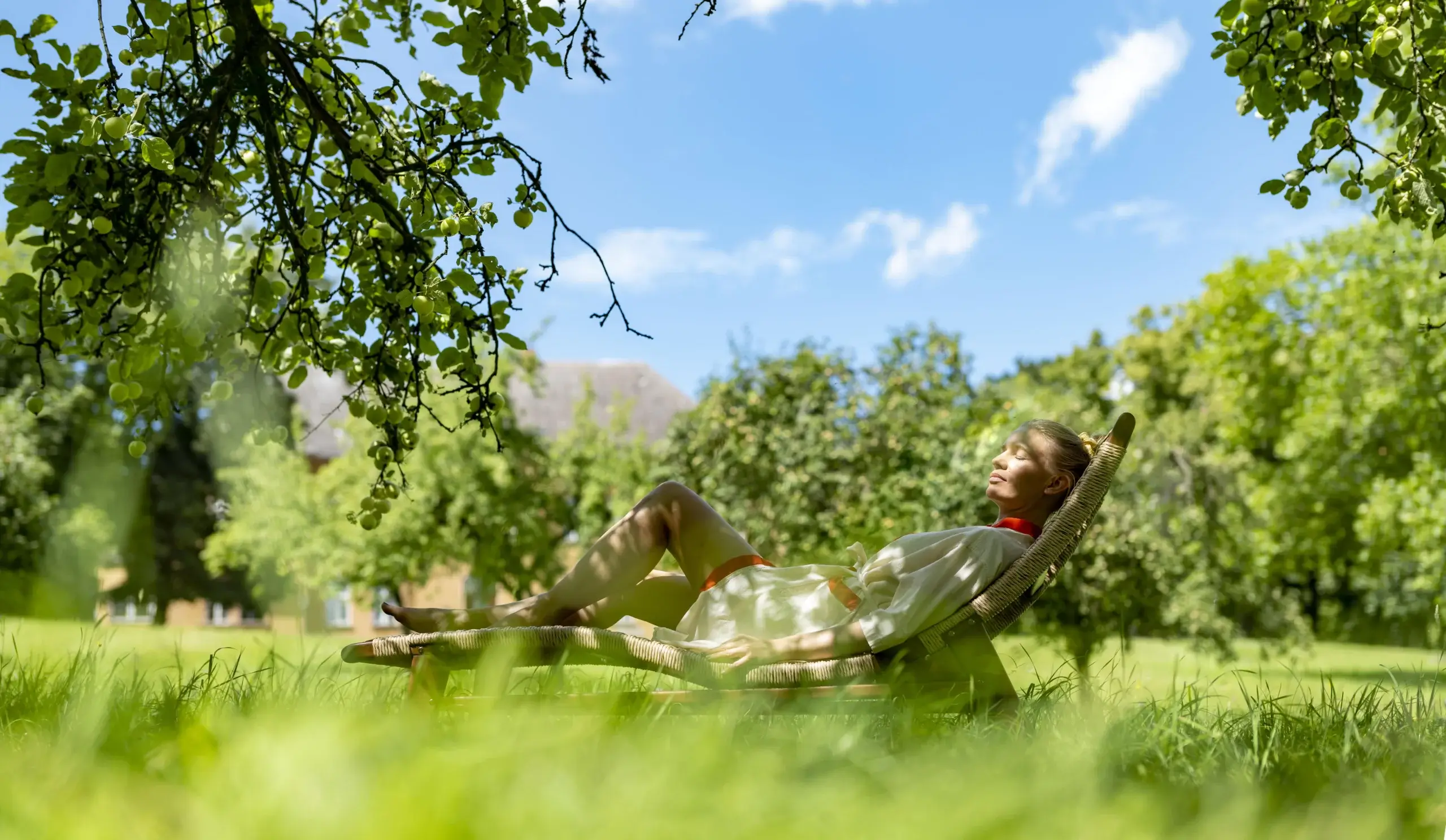 Entspannung im Park am See – Ayurveda bei Burnout